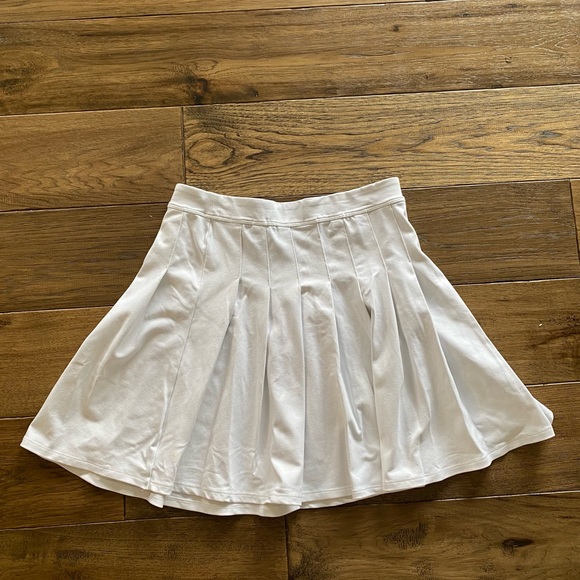 HOLLISTER WHITE PLEATED TENNIS SKIRT - Picture 2 of 3